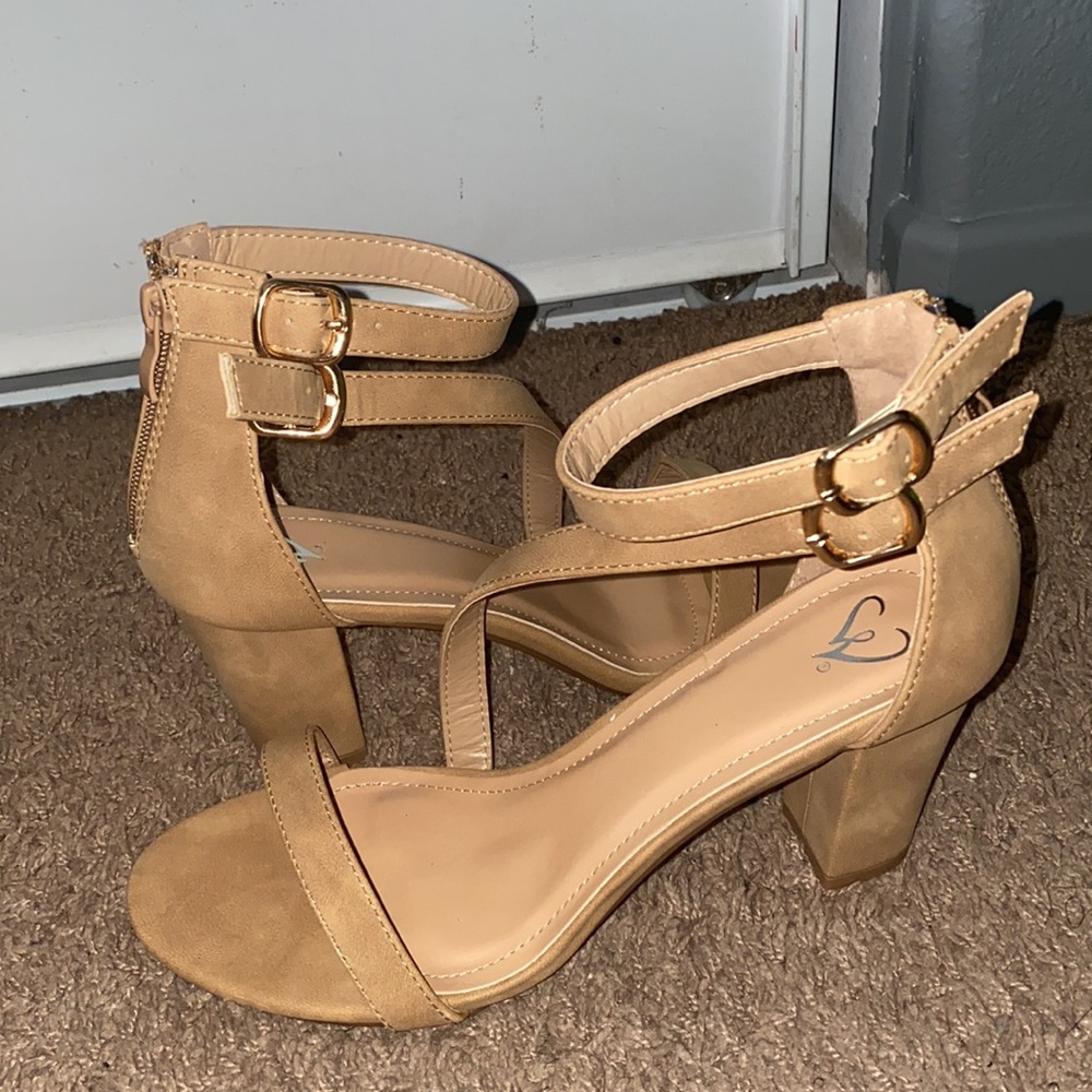 NWT tan heels - Picture 4 of 7